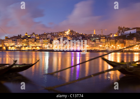 Cais de Ribeira, rabelo barche nel fiume Douro, Oporto, Portogallo Foto Stock