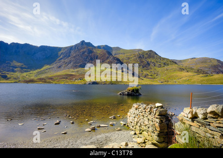 Vista su tutta Llyn Idwal lago di Devil's Kitchen e Y Garn montagna in montagne di Snowdonia. Cwm Idwal Ogwen North Wales UK Foto Stock