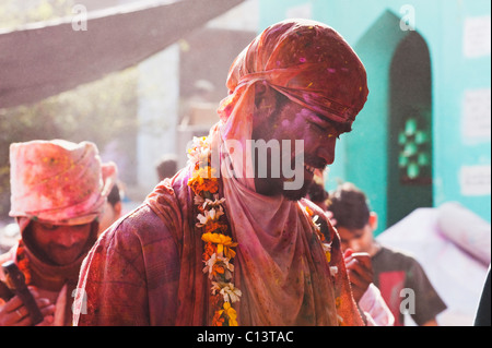 Sadhus celebrare Holi festival, Barsana, Uttar Pradesh, India Foto Stock