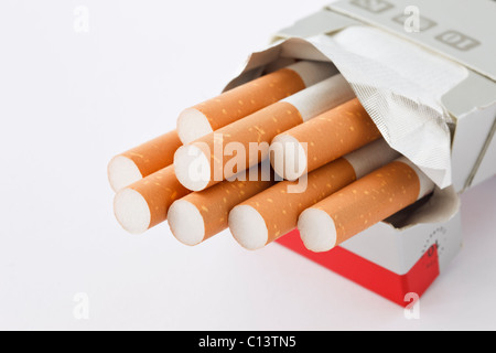 Aprire senza marca il pacchetto di 10 sigarette di tabacco in pianura il confezionamento su uno sfondo semplice. Inghilterra, Regno Unito, Gran Bretagna Foto Stock