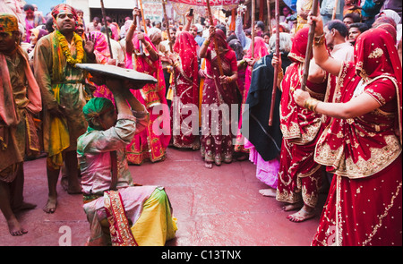 La gente celebra "listello Maar Holi festival", Barsana, Uttar Pradesh, India Foto Stock
