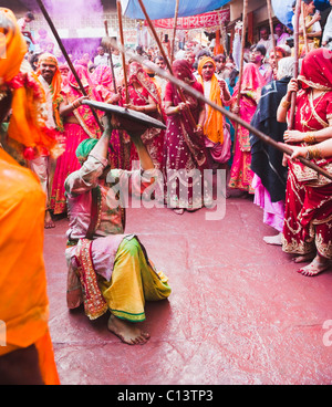 La gente celebra "listello Maar Holi festival", Barsana, Uttar Pradesh, India Foto Stock