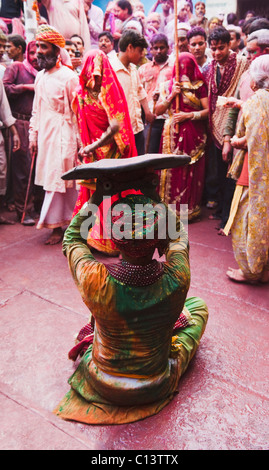 La gente celebra "listello Maar Holi festival", Barsana, Uttar Pradesh, India Foto Stock