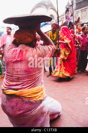 La gente celebra "listello Maar Holi festival", Barsana, Uttar Pradesh, India Foto Stock