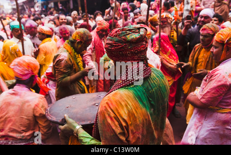 La gente celebra "listello Maar Holi festival", Barsana, Uttar Pradesh, India Foto Stock