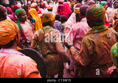 La gente celebra Holi festival, Barsana, Uttar Pradesh, India Foto Stock