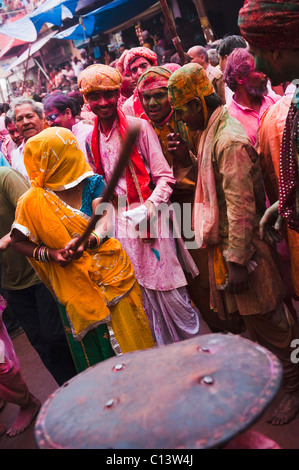 La gente celebra "listello Maar Holi festival", Barsana, Uttar Pradesh, India Foto Stock