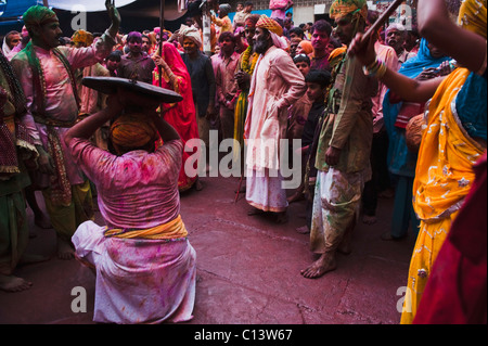 La gente celebra "listello Maar Holi festival", Barsana, Uttar Pradesh, India Foto Stock