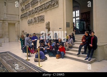 Persone studenti studente gita antichità greca a Denon Galleria Museo del Louvre Parigi regione Ile-de-France Francia Foto Stock