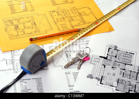 Strumenti sul Blueprint incluso nastro di misurazione, chiavi e matita. Casa piani stampati su bianco e carta gialla Foto Stock