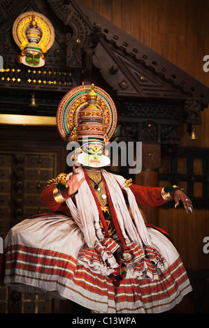 Uomo di eseguire Kathakali dance, Kochi, Kerala, India Foto Stock