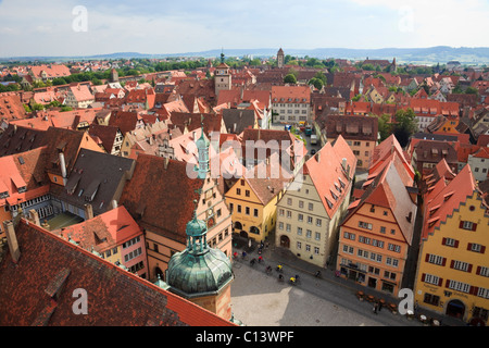 Vista aerea dei tetti dal municipio (Rathaus) torre nella città vecchia sulla Strada Romantica. Rothenburg ob der Tauber Baviera Germania. Foto Stock