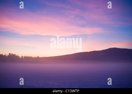 Stati Uniti d'America, Montana, coregone, paesaggi innevati al tramonto Foto Stock