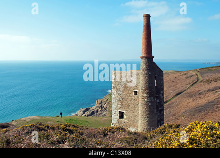 The restored engine house at the old Wheal Prosper tin mine on Rinsey Head near Porthleven in Cornwall, UK Foto Stock