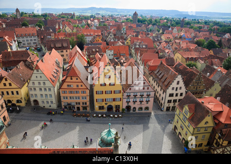 Vista aerea dei tetti dal municipio (Rathaus) torre nella città vecchia sulla Strada Romantica. Rothenburg ob der Tauber Baviera Germania. Foto Stock