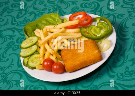 Fritti di formaggio impanati bistecca con patate fritte e verdura Foto Stock