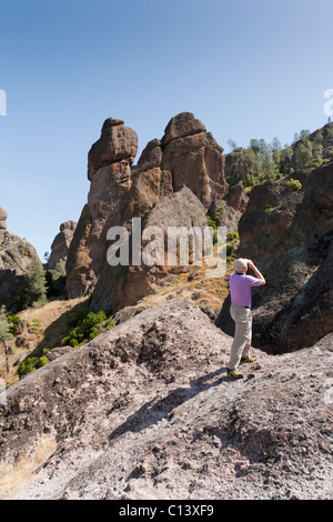 Escursionista guardando alla vista delle formazioni rocciose a pinnacoli Monumento Nazionale vicino Soledad, California. Foto Stock