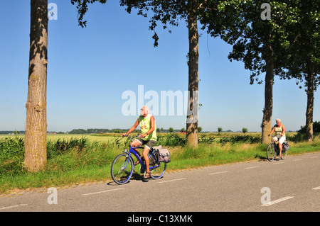Due ciclisti senior di cavalcare le loro biciclette Foto Stock