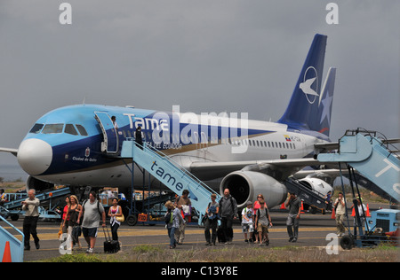 I passeggeri in partenza domare le compagnie aeree in aereo aeroporto di Baltra isole Galapagos Ecuador Foto Stock