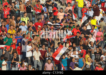 Giovani Spettatori clap e canto prima del 2009 FIFA U-20 World Cup Soccer terzo posto e partite di campionato in Il Cairo Egitto Foto Stock