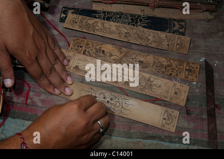 Lontar foglie di bambù libri in stile antico in Aga villaggio di Tenganan in Bali Orientale Foto Stock