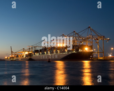 Nave portacontainer CMA CGM Alaska ormeggiato a Southampton container terminal Hampshire England Regno Unito Foto Stock