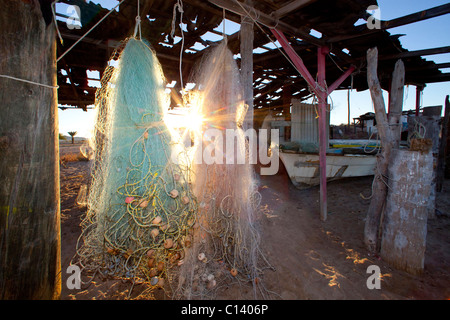 Le reti da pesca appesa ad asciugare. Foto Stock