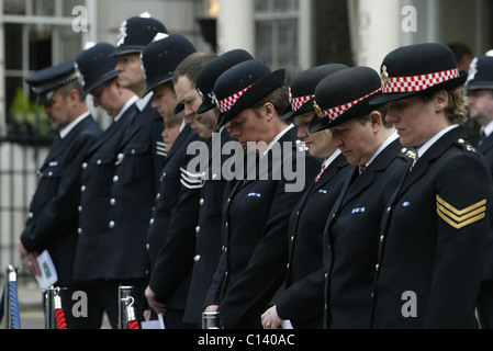 Gli ufficiali di polizia pagando rispetta ad un memoriale di servizio per assassinato British poliziotta PC Yvonne Fletcher in Londra Foto Stock