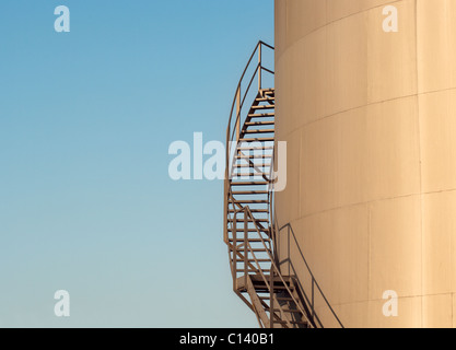 Scale di avvolgimento ad alta su una torre, bagnato dal sole Foto Stock