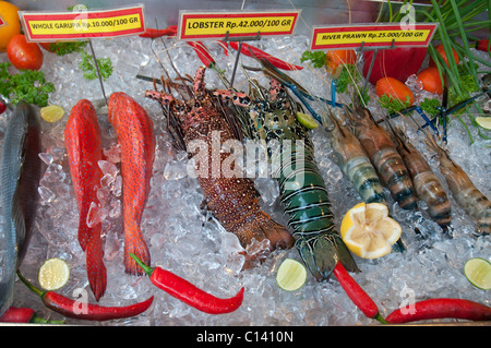 Visualizzazione di pesce fresco su ghiaccio al di fuori di un ristorante in Ubud, Bali, Indonesia Foto Stock