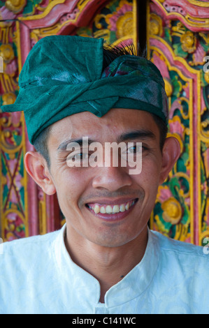 Uomo Balinese di indossare l'uniforme di un hotel porter Foto Stock