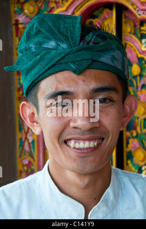 Uomo Balinese di indossare l'uniforme di un hotel porter Foto Stock