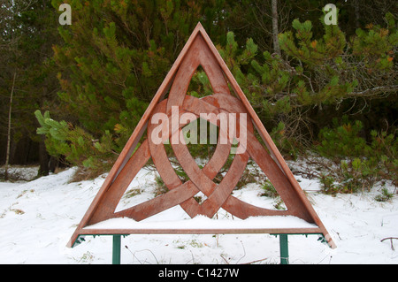 Scultura di Dunnett Foresta, Vicino Castletown, Caithness in Scozia, Regno Unito. In legno intagliato triangolo. Foto Stock