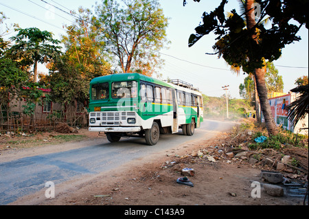 Indian bus / pullman in viaggio la mattina presto in campagna. Andhra Pradesh, India Foto Stock