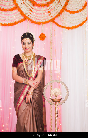 Sposa nel sud tradizionale abito indiano permanente al matrimonio mandap Foto Stock
