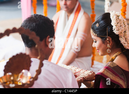 Sposo dando un sari per la sposa al sud indiana cerimonia di nozze Foto Stock