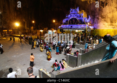 Devoti in Grotte Batu durante la celebrazione Thaipusam Foto Stock