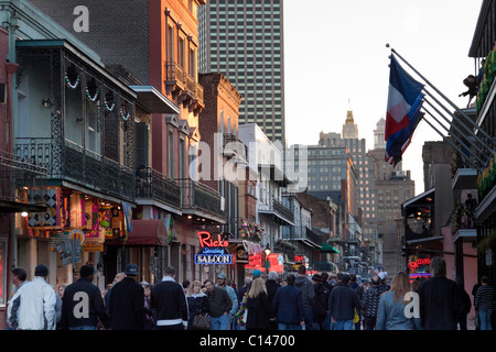 La gente la crociera da bar e discoteche su Bourbon Street di notte a New Orleans Foto Stock