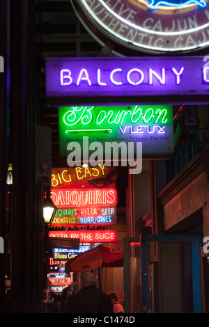 Insegne al neon per i bar e i club su Bourbon Street a New Orleans di notte Foto Stock