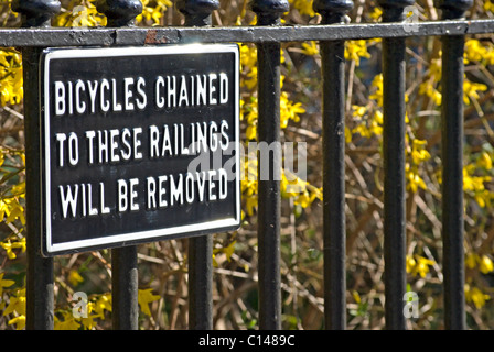 Nessun parcheggio bici segno sulle ringhiere in onslow square, South Kensington, Londra, Inghilterra Foto Stock