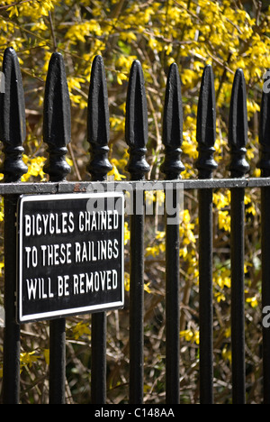 Nessun parcheggio bici segno sulle ringhiere in onslow square, South Kensington, Londra, Inghilterra Foto Stock