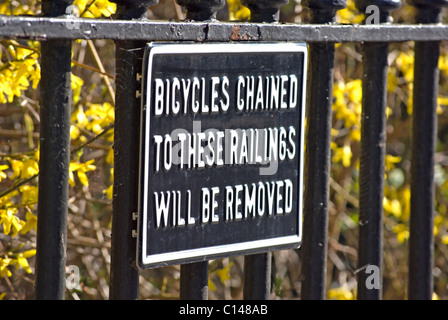 Nessun parcheggio bici segno sulle ringhiere in onslow square, South Kensington, Londra, Inghilterra Foto Stock