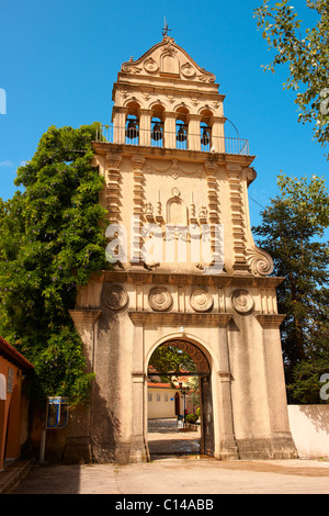 Il campanile e il gateway della Othodox Nunery di Omala, il santuario di San Gerasimos di Cefalonia [ 1509 ]. Cefalonia, ho Foto Stock