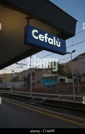 Stazione centrale stazione ferroviaria principale città di Cefalu Sicilia Italia Europa Foto Stock