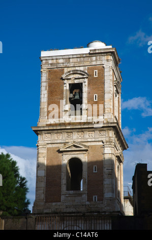 Torre campanaria della ricostruita Basilica di Santa Chiara la chiesa a Piazza del Gesu Nuovo centro di Napoli Italia Europa Foto Stock