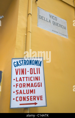 Segno di una prelibatezza negozio di vendita di oli di oliva vini formaggi e altri prodotti alimentari lungo il centro storico della città vecchia Napoli Italia Foto Stock