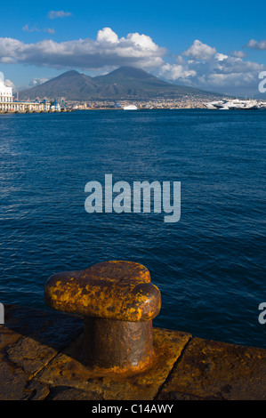 Bollard al Molo Beverello del porto di Napoli con il Vesuvio sullo sfondo Napoli Campania Italia Europa Foto Stock