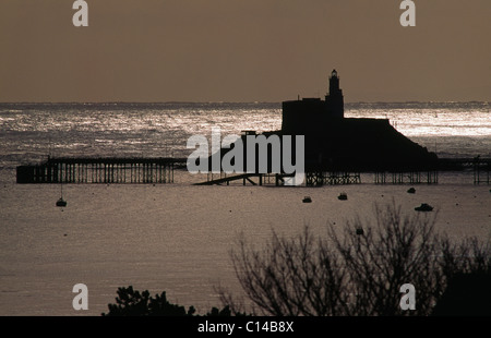 Mumbles Pier e il faro profilarsi di tutta la baia di Swansea con luccicanti e acqua frizzante e piccole imbarcazioni in primo piano. Il Galles,UK paesaggio. Foto Stock