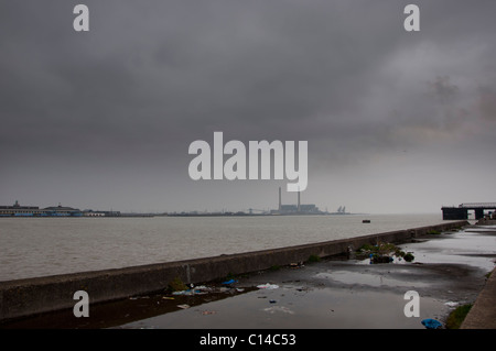 Il fiume Tamigi da Gravesend con Tilbury power station, Grigio nuvoloso Nuvoloso Foto Stock