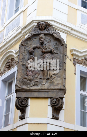 Scolpita in pietra scultura su un angolo del palazzo storico di Praga, Repubblica Ceca. Foto Stock